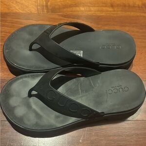 Gucci Women's Black Flip-Flop Slippers